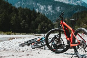 Electric mountain bikes on alpine trail — e-bike battery guide